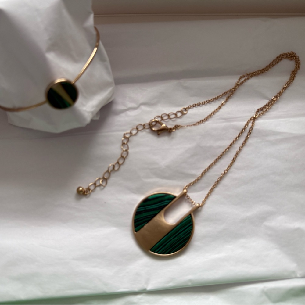 Gold and Green Pendant Necklace and Bracelet Set